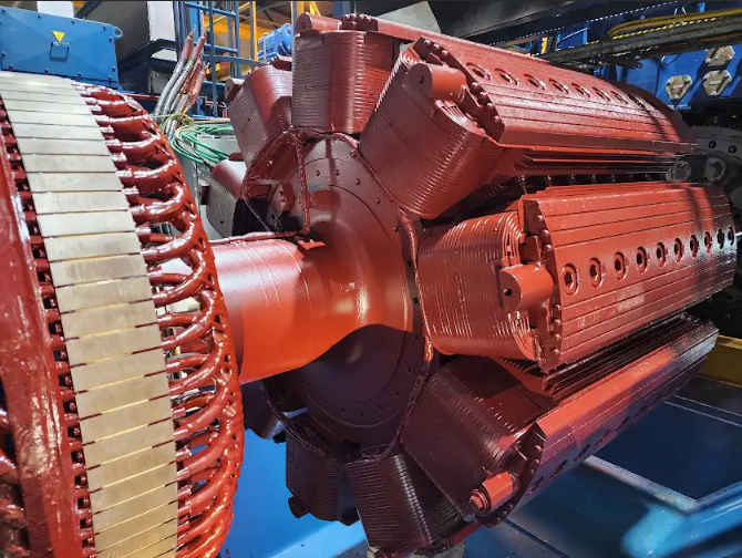 Mantenimiento mayor: inspección del estator, detección de descargas parciales en las bobinas de mayor voltaje y corrección de cuñas sueltas | Major maintenance: stator inspection, detection of partial discharges in high-voltage coils, and correction of loose wedges.