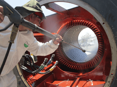 Mantenimiento mayor en centro de servicio con torno: cambio de polos, balanceo y rectificación de anillos rozantes | Major maintenance in service center with lathe: pole change, balancing, and slip ring rectification.
