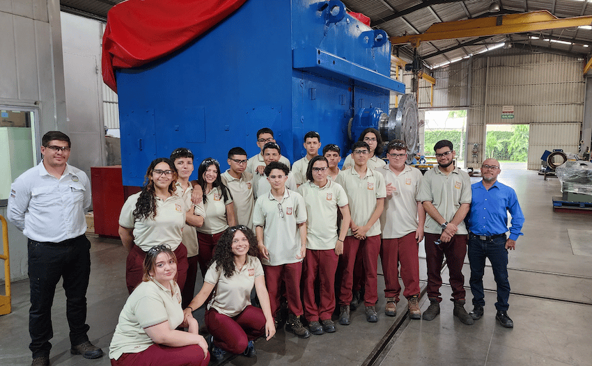 Visita de estudiantes de liceo técnico donde se comparte conocimiento técnico y práctico, al brindarles un recorrido por el Centro de Servicio,