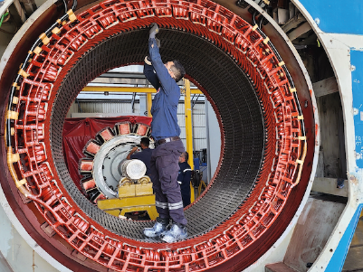 Rebobinado del rotor, reemplazo de pernos de polos, diagnóstico y mantenimiento mayor del estator | Rotor rewinding, pole bolt replacement, diagnosis, and major stator maintenance.