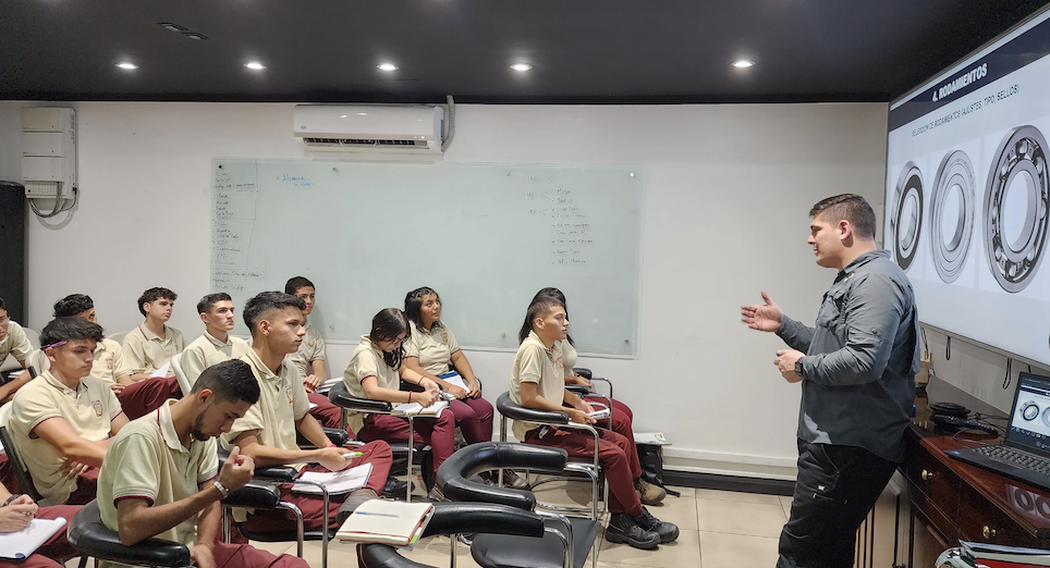 Visita de estudiantes técnicos al Centro de Servicio para aprendizaje práctico | Technical students visiting the Service Center for practical learning.